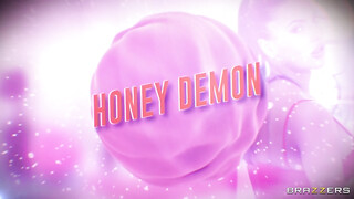 Honey Demon a izgató fitt milf mami