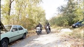 Világos Szőke nőcit basznak meg a motoros pasik