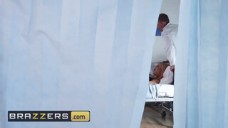 Brazzers - Bonnie Rotten análjában az óriás fasz