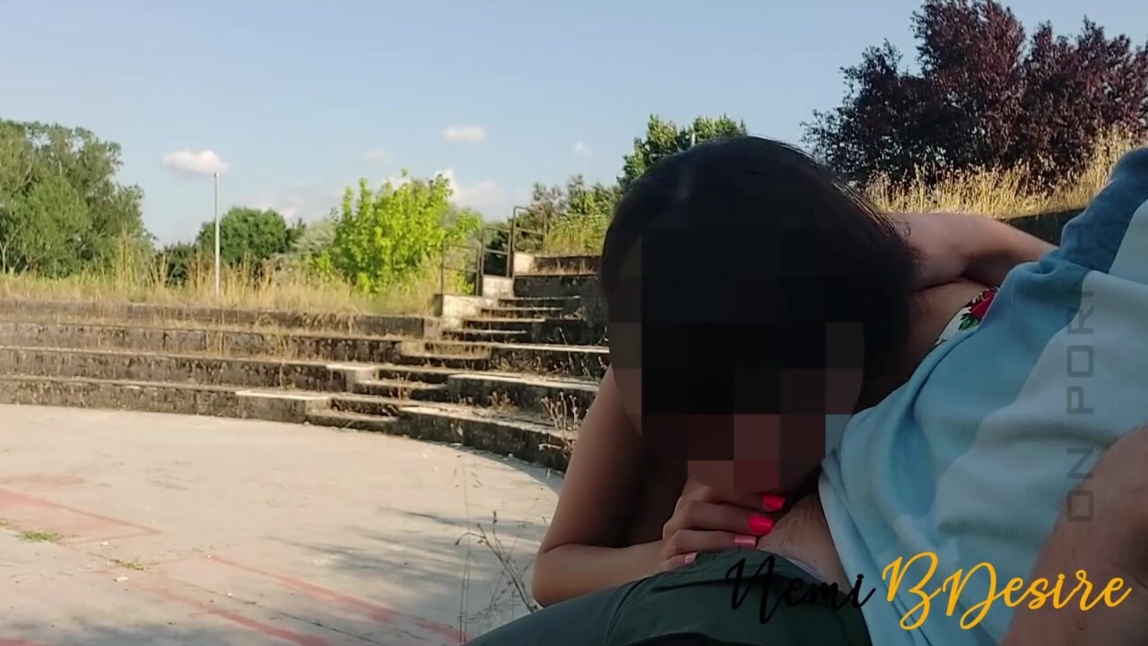 Amatőr latin amerikai asszony a szabadban baszik