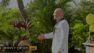 Brazzers - Victoria June dug a pincér manussal