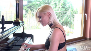 Kitana Lure három manussal szexel