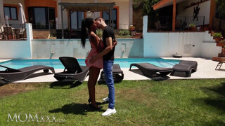 MOMxxx - Tina Fire a hatalmas kannás néger milf