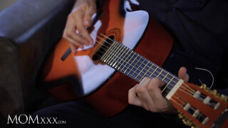 Jennifer Mendez kúr a gitáros sráccal