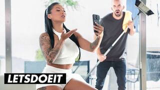 Dögös Kolumbiai MILF Mariana Martix Durván Bekúrva az Asszisztens által a LetsDoeIt Csatornán
