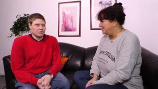 Vörös hajú milf méretes mellekkel cumizza a farkat és hagyja hogy alaposan megdugják