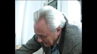 Valódi olasz milf pornószínész cumizik a privát bűnösök 4 részében